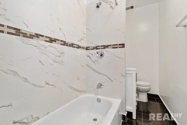 Building Photo - 90 Bank St