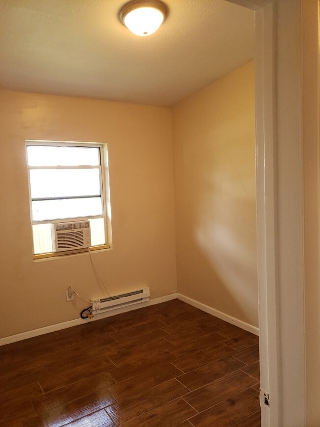 Building Photo - 2 Bed 1 Bath Home | Pet Friendly with Fenced Yard | Washer Dryer Hook Ups | Section 8 Welcome