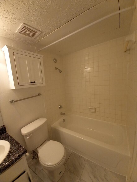 Building Photo - 9520 Royal Ln