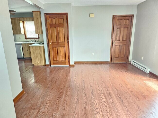 Building Photo - 453 Pond St