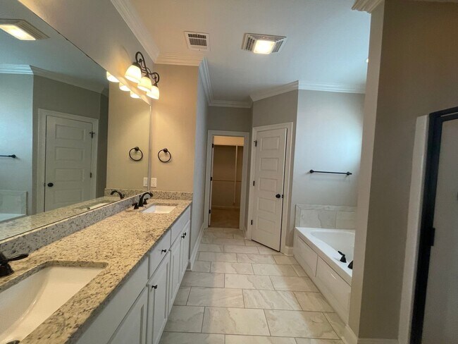 Building Photo - 3 Bedroom House off Nicholson with Community Pool