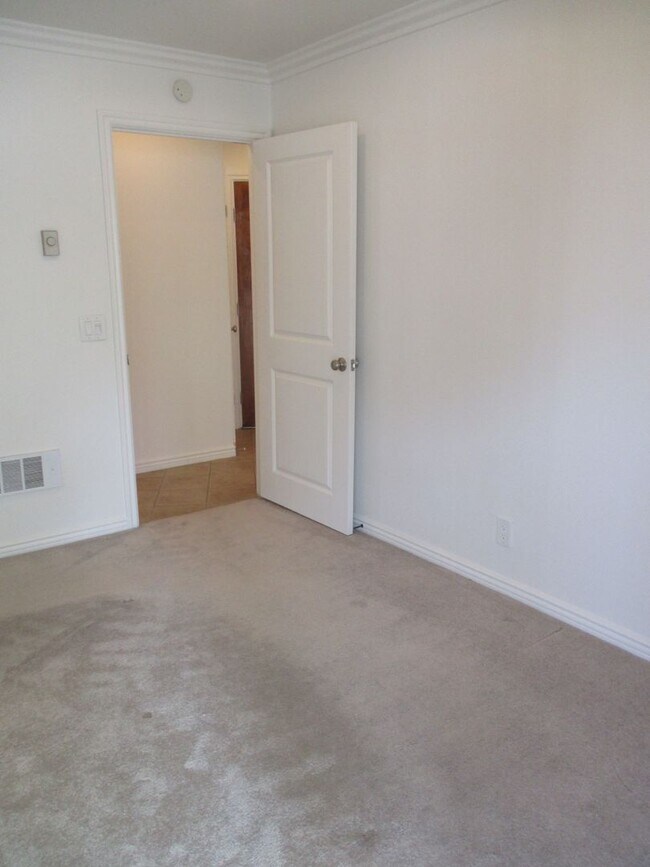 Building Photo - Must See!  Won't Last! Spacious 1 bedroom 1 bath condo