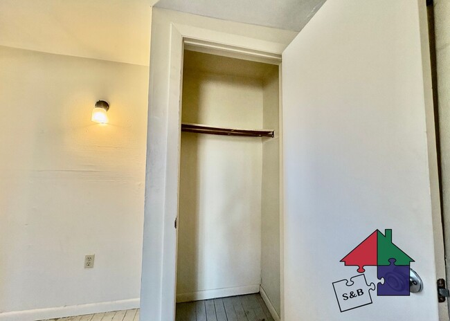 Building Photo - 4 Weaver Ln