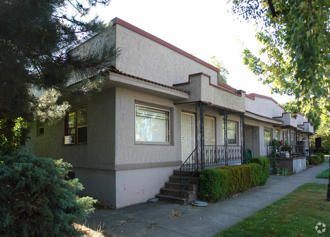 Building Photo - Capitol Court Apartments