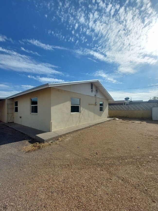 Building Photo - 3 bedroom 2 bathroom beautiful rental ! Av...