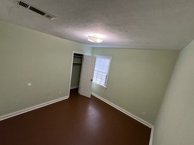Building Photo - 750 Woodbury Rd