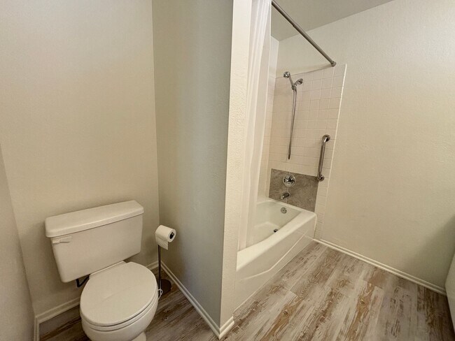 Building Photo - Charming East Lancaster Home