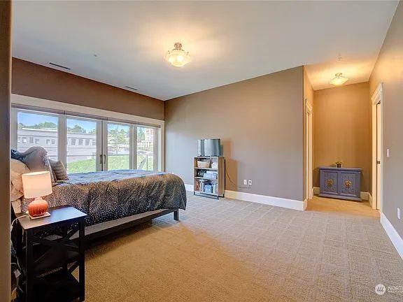 Building Photo - "Spacious 2-Bed, 3-Bath Sanctuary in Tacoma's Heart – 3,243 Sq Ft of Luxury Living!"
