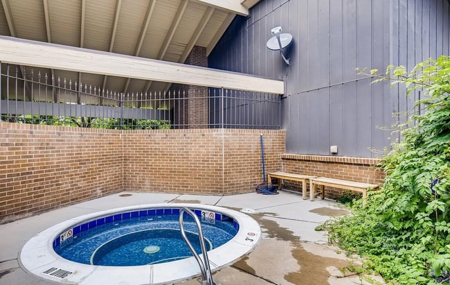 Building Photo - Furnished or Unfurnished Updated 2 Bed 2 B...