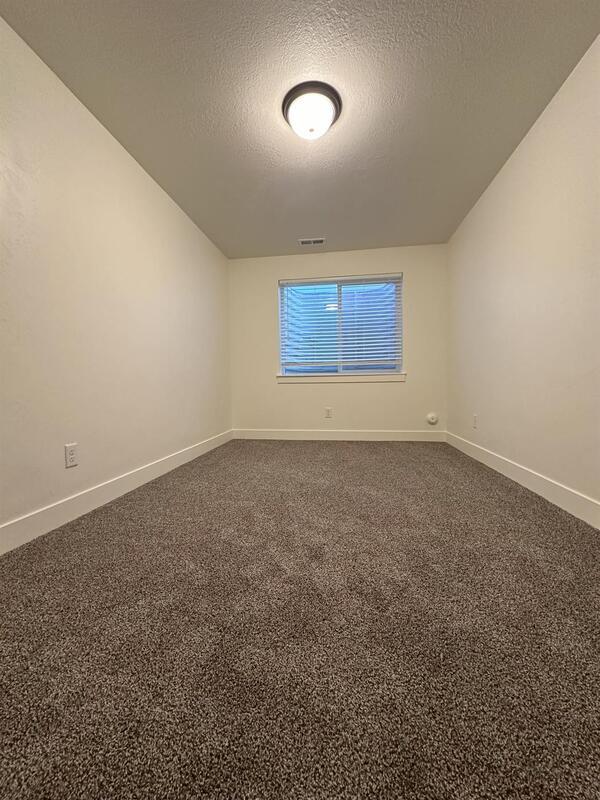 Building Photo - 225 950 E