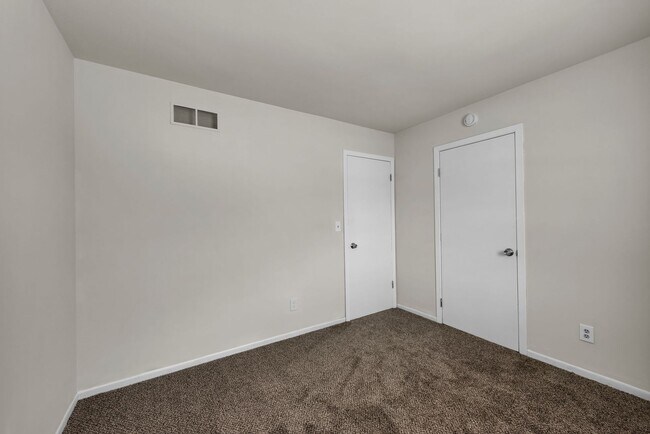 Building Photo - 2700 Queenswood Dr