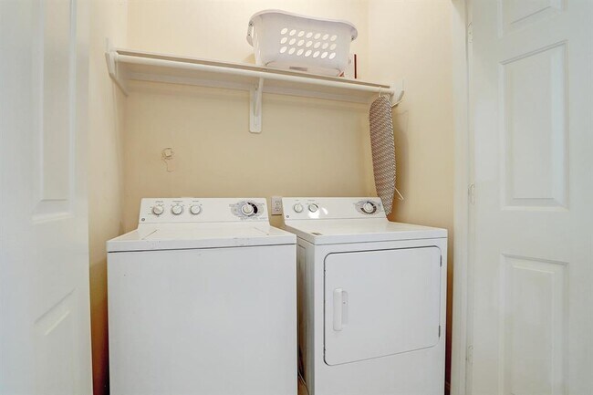 Building Photo - 2068 Laverne St