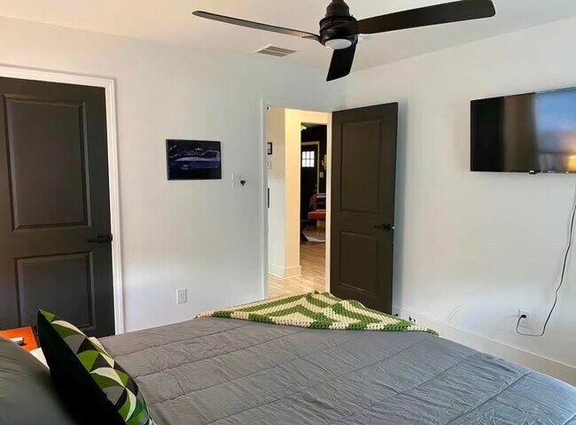 Building Photo - 84 N Holmes St