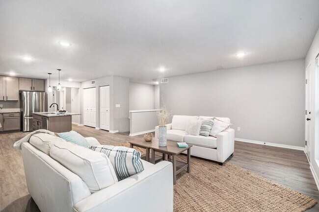 Building Photo - Like New 5 Bedroom - Close to the lake!