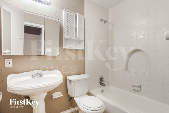 Building Photo - 2907 E Mitchell St