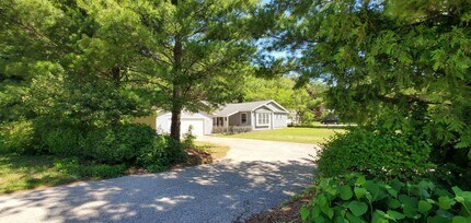 Building Photo - Off-Season Rental – Furnished, Dog-Friendl...