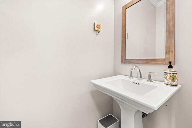 Building Photo - 211 W Hill St