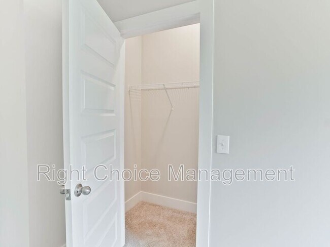 Building Photo - 630 Village Dr