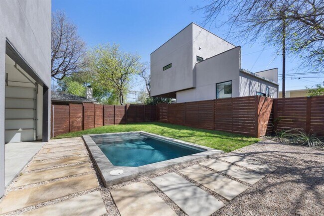 Building Photo - 2411 Winsted Ln