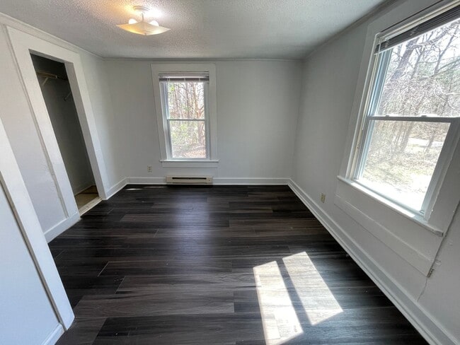 Building Photo - 2 bedroom bungalow in convenient Hillsboro...