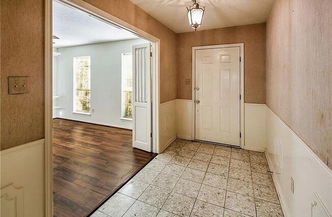 Building Photo - Bryan - 5 bedrooms / 3 bath / Carport / Fe...