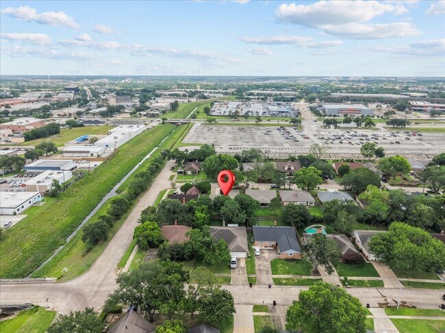 Building Photo - 883 Silverpines Rd