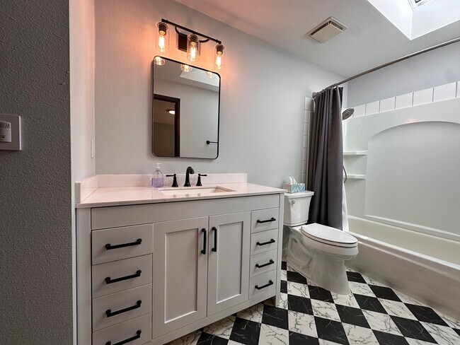 Building Photo - Cozy Woodinville Rambler waiting for its n...