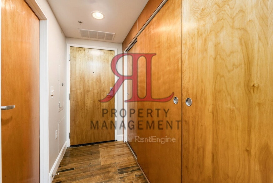 Building Photo - 106 N High St