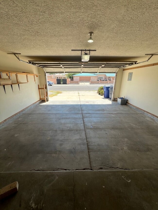 Building Photo - Taylor Ranch 3 Bedrooms 2 Bath 2/CG 1164/sf