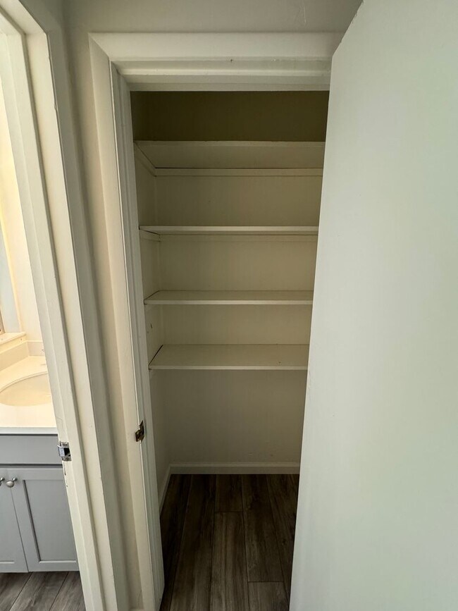 Building Photo - Cherokee Lane 1507-1509