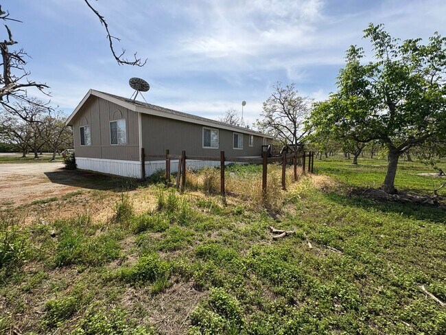 Building Photo - Country home! Private showing only!