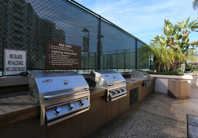 Building Photo - 8775 Costa Verde Blvd