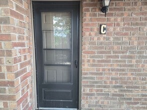 Building Photo - 1 Bedroom Apartment