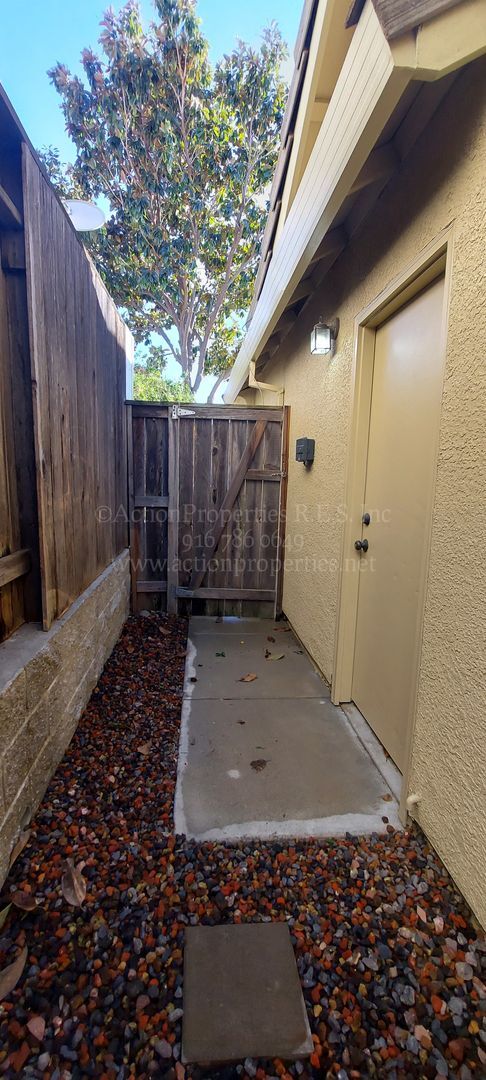 Building Photo - Rocklin  Highland Park  3 bedroom 2 bathroom, Great Room Floor Plan with Tile Flooring,  Fenced Yard