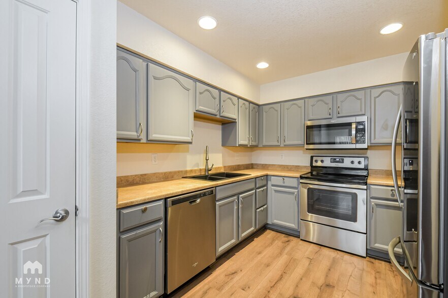 Building Photo - 805 Summer Hawk Dr