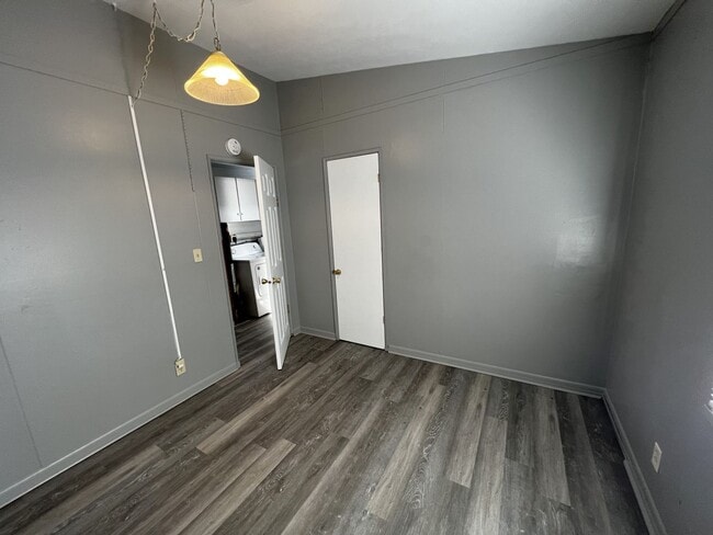 Building Photo - 3BR 1bath House - Available Mid October 2025