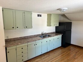 Building Photo - 300 Radtke St