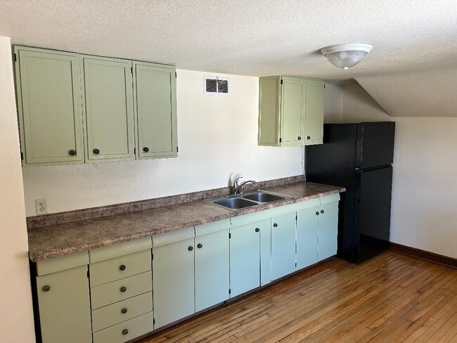 Building Photo - 300 Radtke St