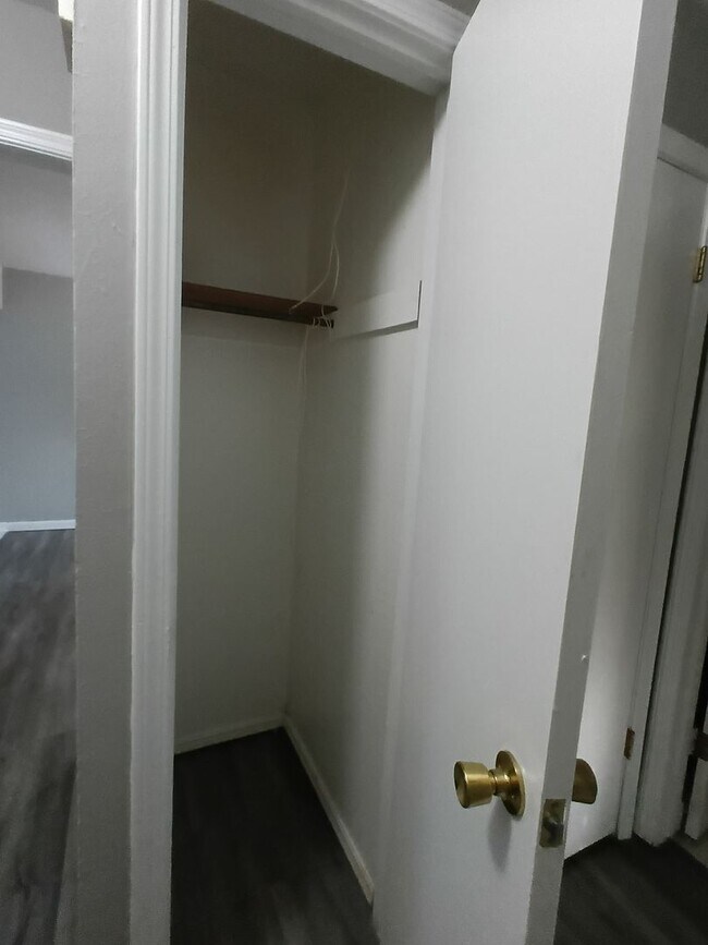 Building Photo - Wonderful Kitchen & New flooring! FIRST FU...