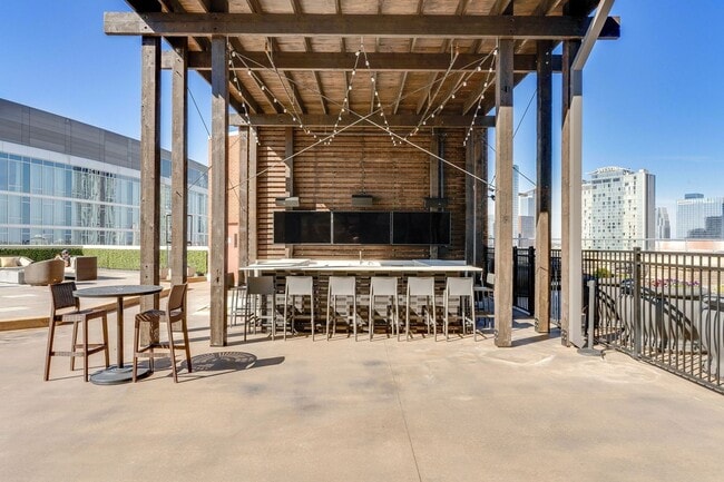 Building Photo - Awesome 1BE/1BA Condo in the Gulch w/2-res...