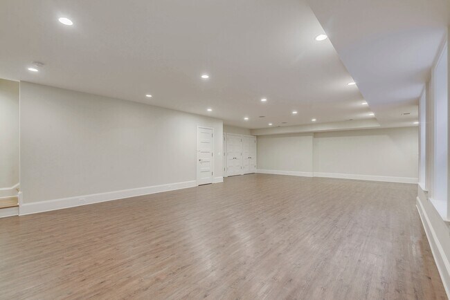 Building Photo - 5br Bethesda Home for Rent