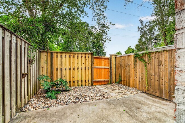 Building Photo - 507 Stinson Dr