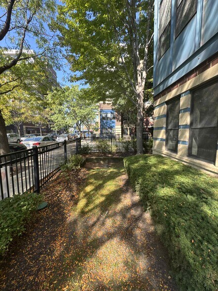 Building Photo - 1153 N Cambridge Ave