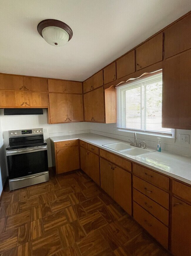 Building Photo - 1006-1006 N Sumac Dr