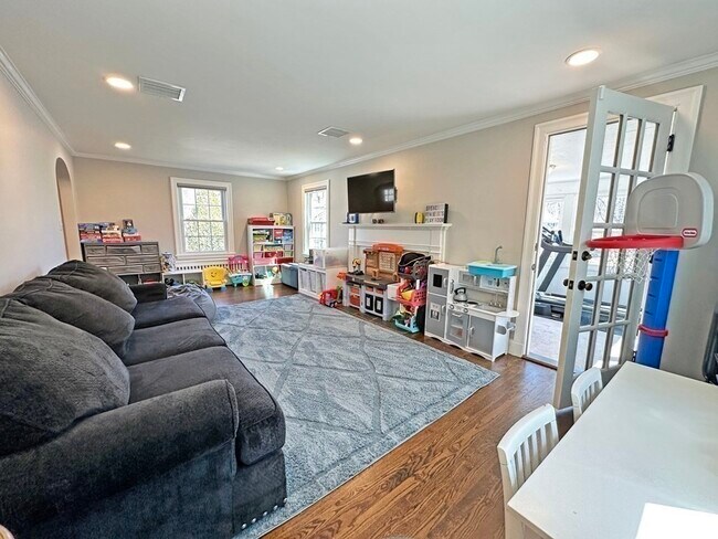 Building Photo - 99 Westchester Rd