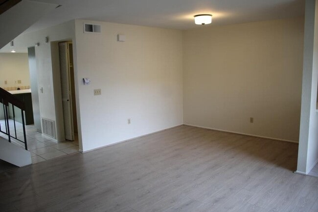 Building Photo - 3Bed/2.5Bath Townhome off Poinsettia!~ Briarwood