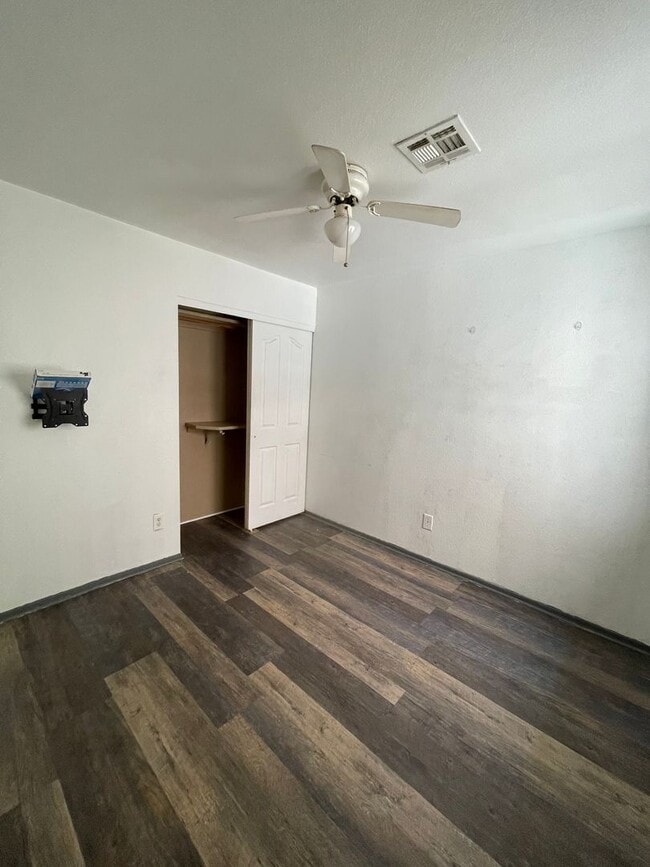 Building Photo - Centrally Located Townhouse!