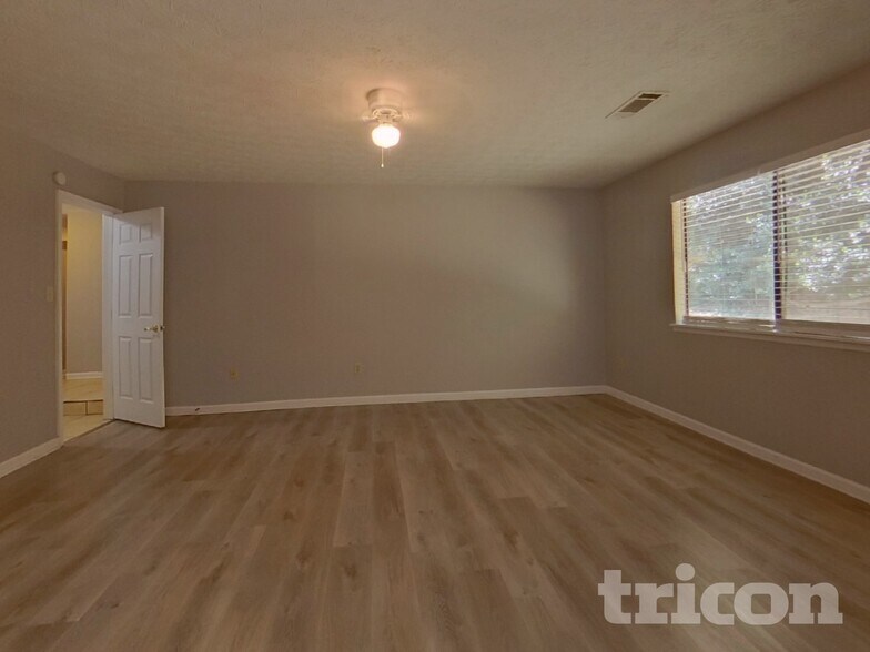 Building Photo - 9980 Lake Forest Way