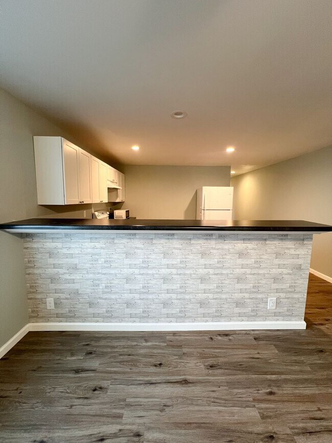 Building Photo - Move-In Special Available! Cozy 3-Bedroom,...