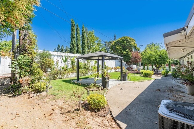 Building Photo - 2036 Center Rd